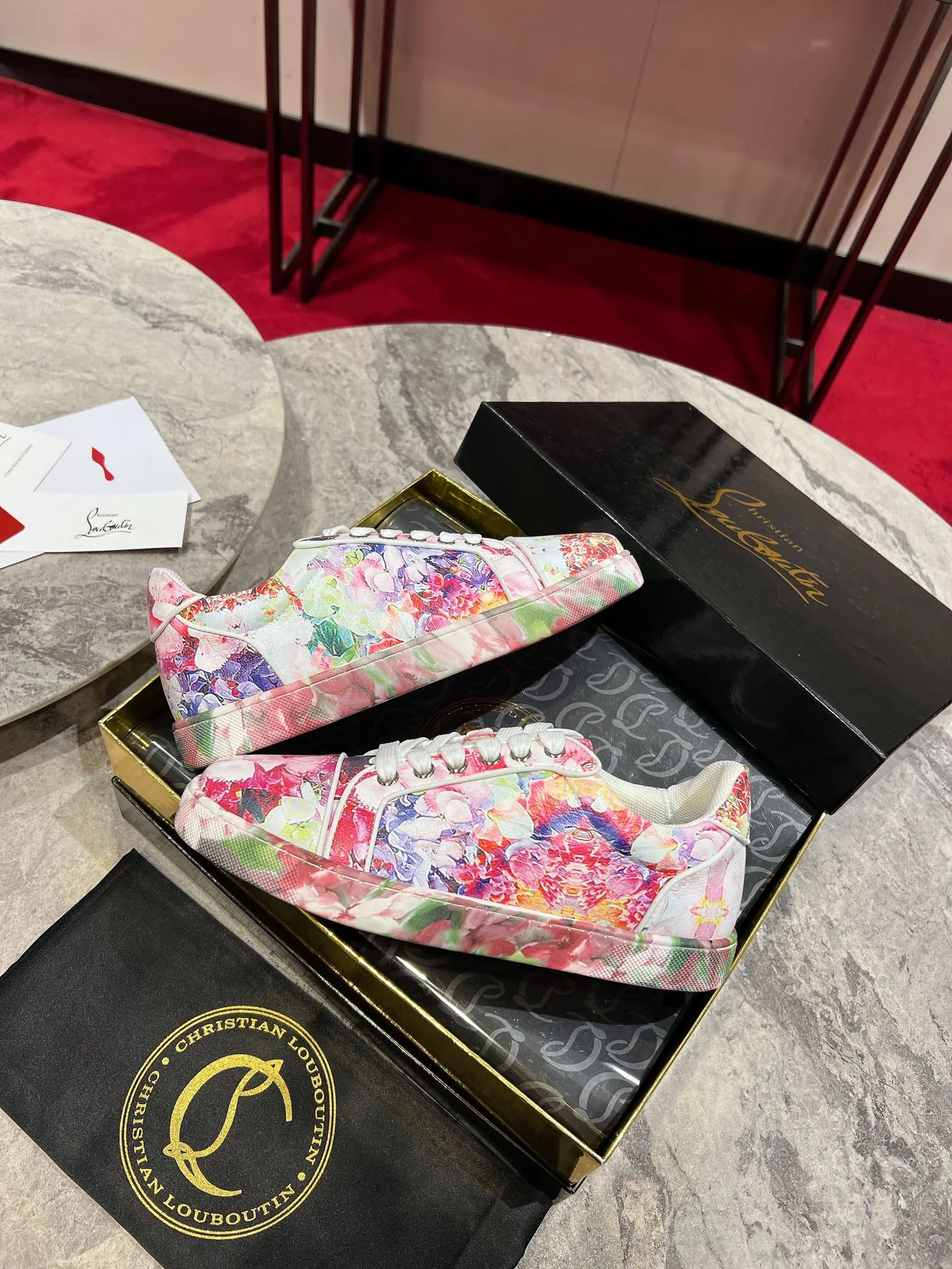 👟👟Ex-factory price 680👟👟 ╔Low-top back printed pink and white model╗ ·Top version customization·²⁰²²𝐬𝐬 𝑪𝒉𝒓𝒊𝒔𝒕𝒊𝒂𝒏 𝑳𝒐𝒖𝒃𝒐𝒖𝒕𝒊𝒏 ▪️No matter the last shape, fabric, diamonds, nails, lining, outsole, they are as close as possible to ZP... ▪️The original sole is specially provided by the original factory ▪️The lining is imported water-dyed cowhide ▪️Private customization time is about 3-7 days —————— Size: Women's 35M-41M Men's 38M-47M, half size can be customized
